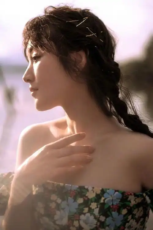 "甜歌天后"杨钰莹晒美照!48岁穿少女裙秀纤腰,为啥没人嘲装嫩