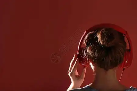 青年男性听音乐图片