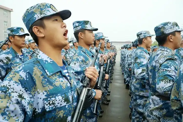 海军某训练基地举行新兵授枪仪式