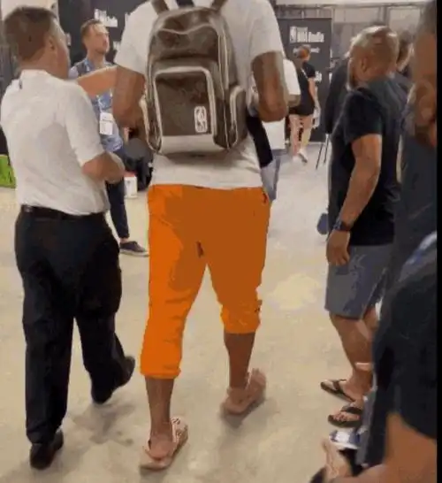 来看,班凯罗赛后走路的时候,脚部有些不适,他也出现一瘸一拐的情况