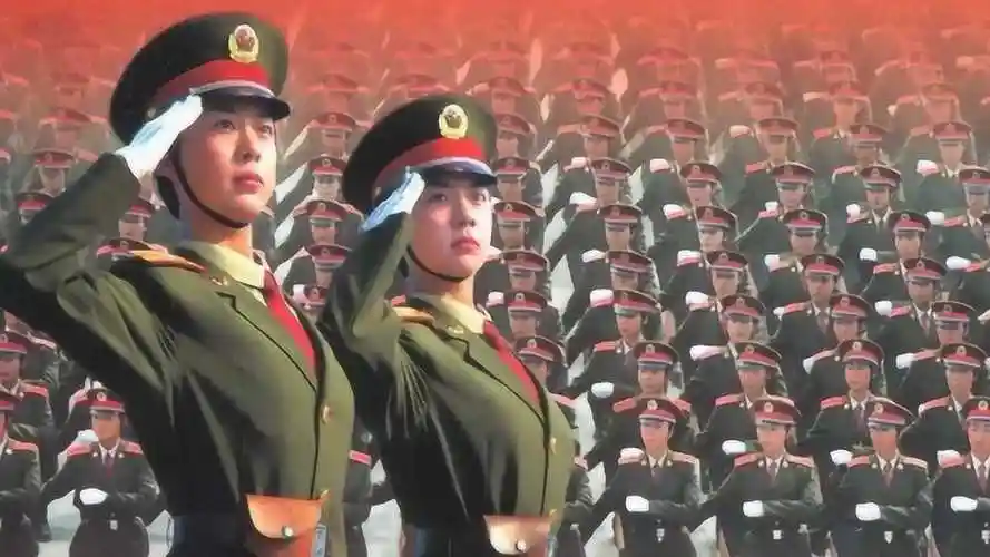 20年前阅兵式,轰动全国的最美双胞胎女兵,现在都怎么样了?