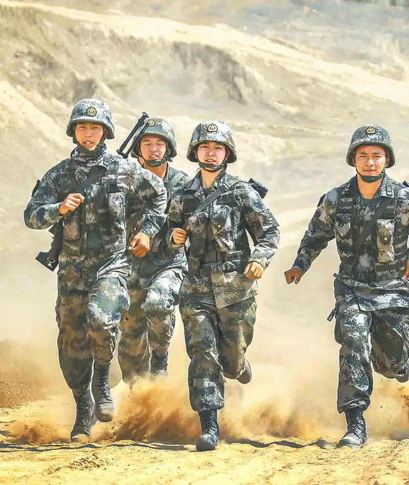 在军队跑五公里有多可怕?老兵调侃:新兵跑完各个像饿狼