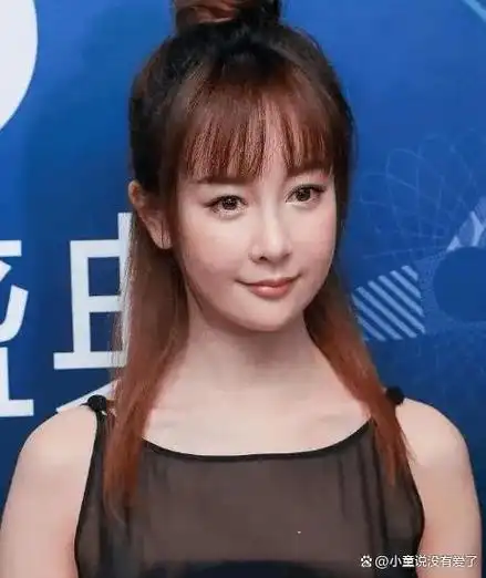 张檬取出假体颜值回春,和男友合体开出镜,两人穿情侣装大秀恩爱