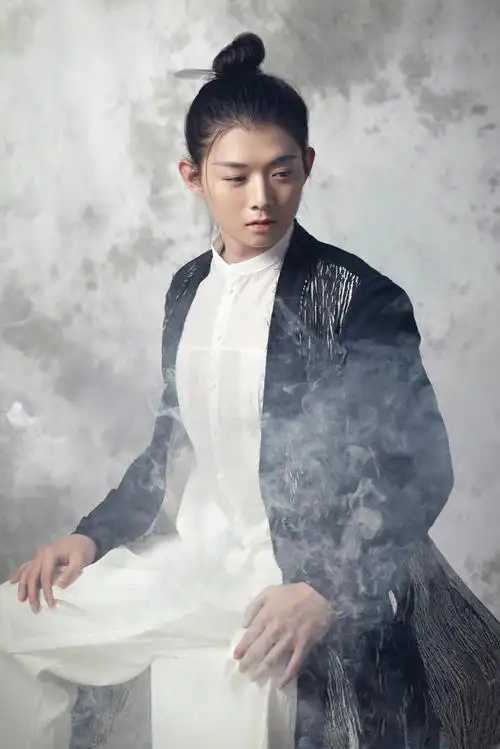 p>霍尊,1990年9月18日出生于上海,中国内地男歌手,音乐人,毕业于 a