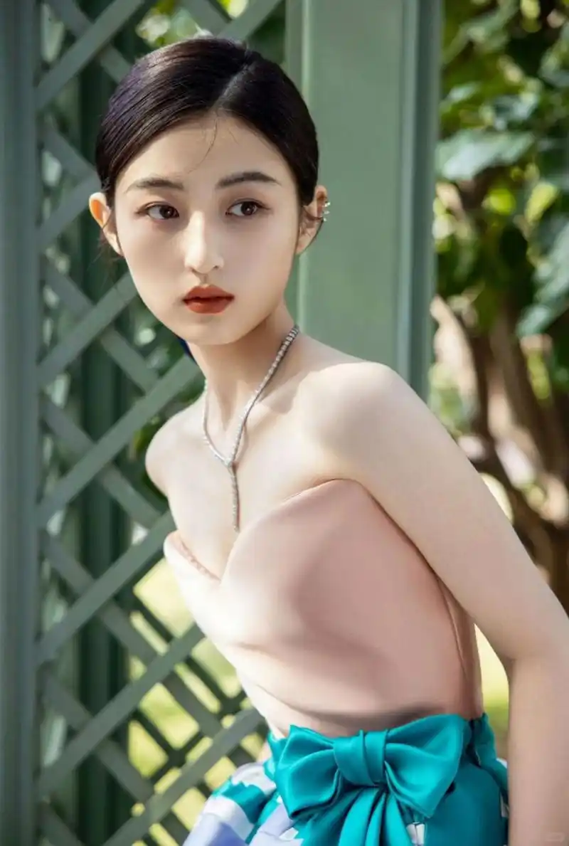 妹妹张子枫的蜕变之路  张子枫,这位曾经的童星妹妹,如今已长大成了一