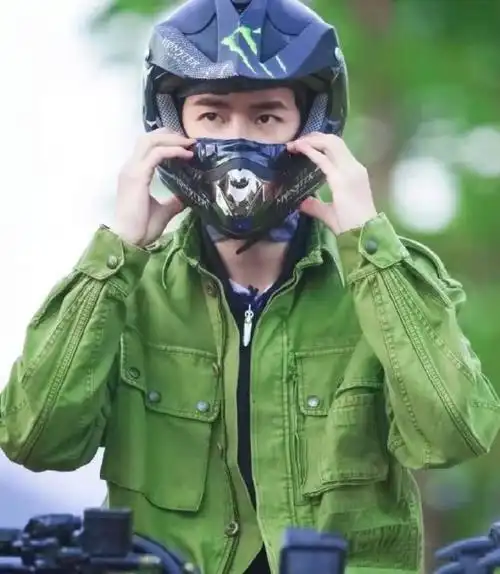 85号摩托车手  擦头盔也那么好看    #王一博