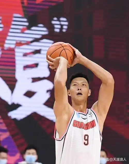 入选中国男篮打脸辽篮,却因约会超模被开除,易建联退役带火了他