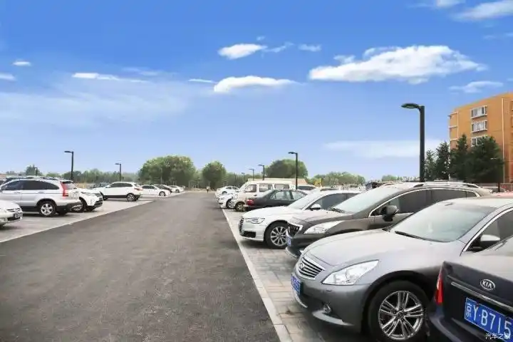 汽车停车为什么要车头朝外很多人不清楚有3大优势