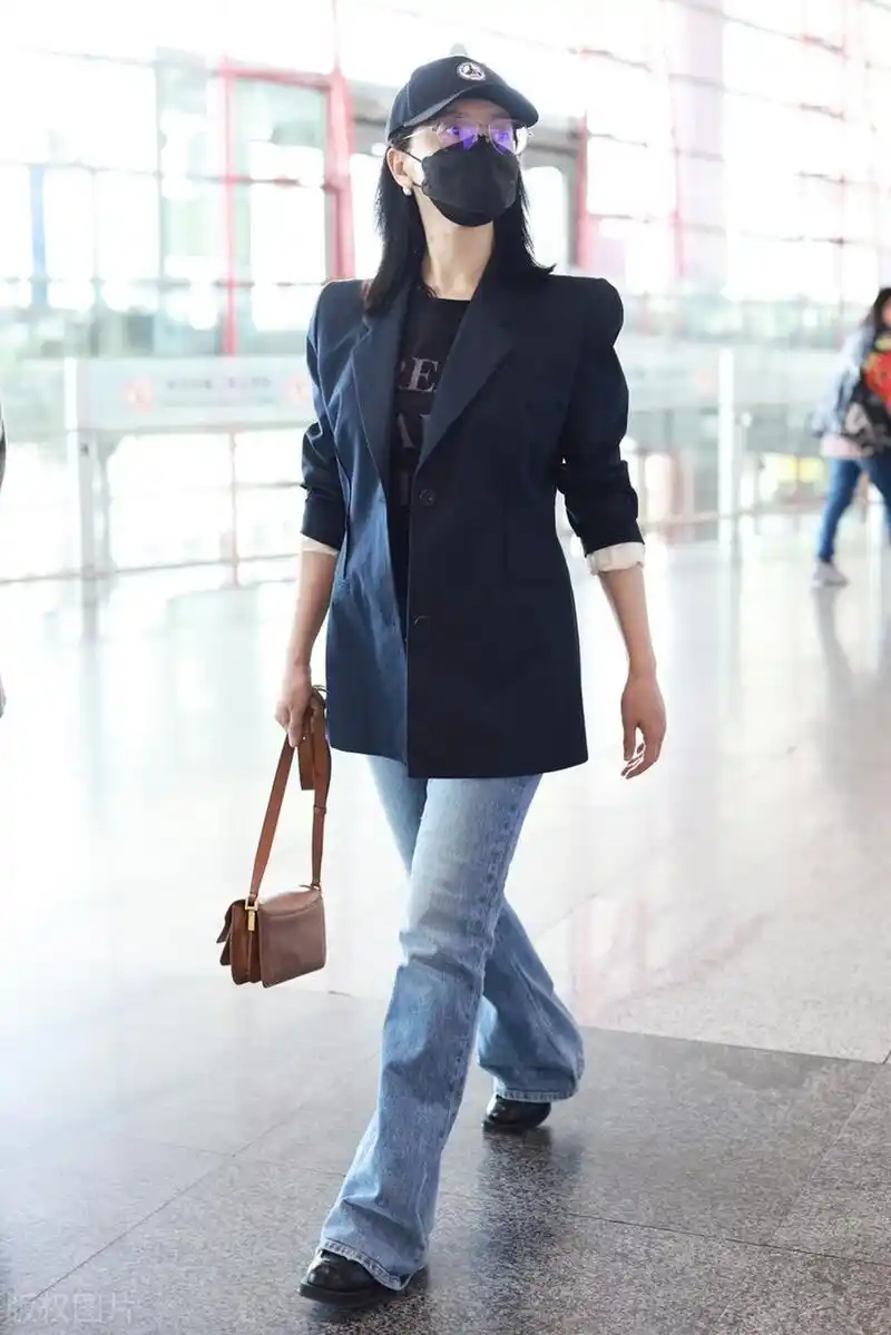 陈数机场随拍,黑色西装搭配牛仔直筒裤,头戴棒球帽,干净利落!
