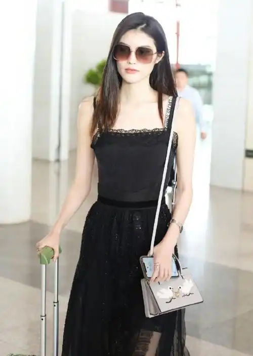 何穗独爱黑色性感连衣裙露出美背秀纤腰实名羡慕她白皙的皮肤