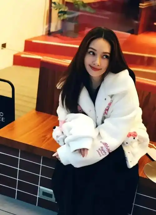 郭碧婷黑长直造型,穿白色外套好舒服的感觉,还露出甜美微笑.