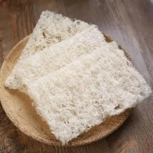 燕饼或燕球是工人收割时弄碎的燕窝,将燕窝压制成不同形状,如菱形