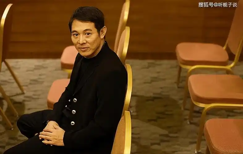 李连杰的国籍已经更改,但他的武打片却深入人心,让人佩服他的演技与