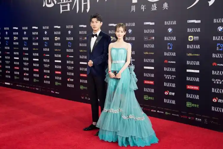 李一桐芭莎明星慈善夜活动照图片