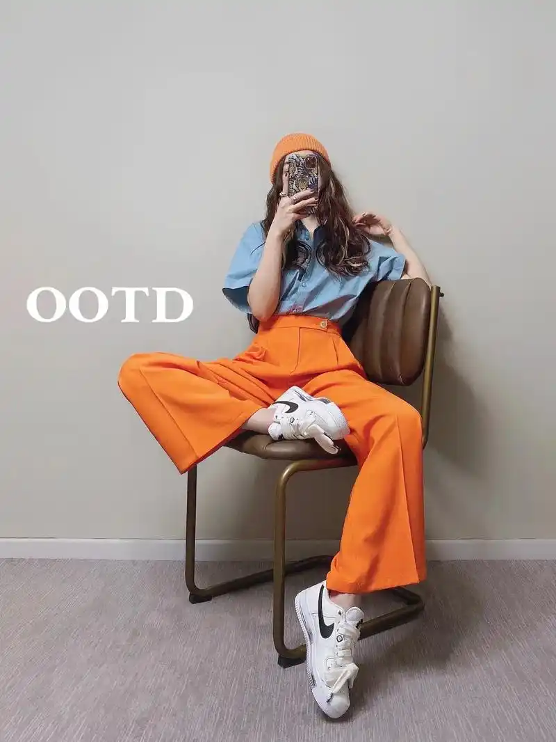 雾霾蓝跟亮橘色搭配可以说是高级感本高了 衬衣可以塞进裤子穿  - 抖