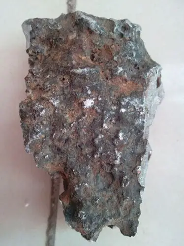 各位专家帮我看一下这个是不是铁陨石,切面呈银白色,很重 磁性很大