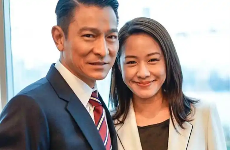 刘德华这次和妻子朱丽倩一起来到黄日华太太的悼念会现场,刘德华穿了