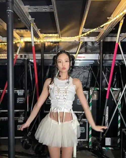 jennie晒演唱会后台美照穿白纱超短裙大秀蛮腰