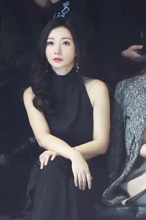 不难发现,柳岩近期出席不少活动的穿着都以黑色为主,在采访中柳岩也称