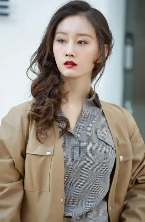 近日,在热播大剧《招摇》中饰演沈千锦的演员于潼曝