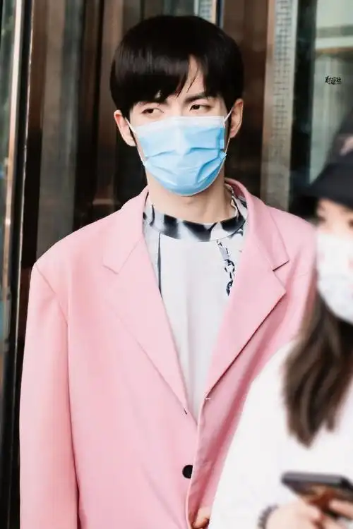 张颜齐粉色西装造型