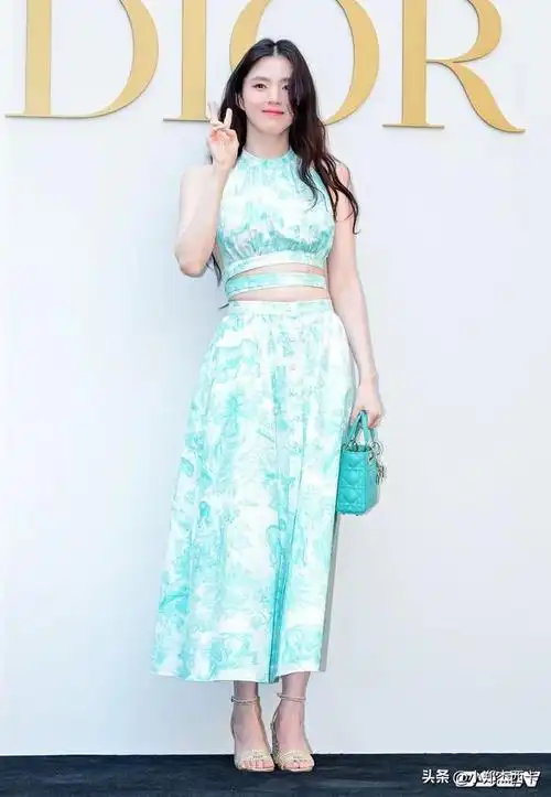 江疏影江疏影机场穿搭,穿needles 外套配玛吉拉牛仔裤,日常随和.