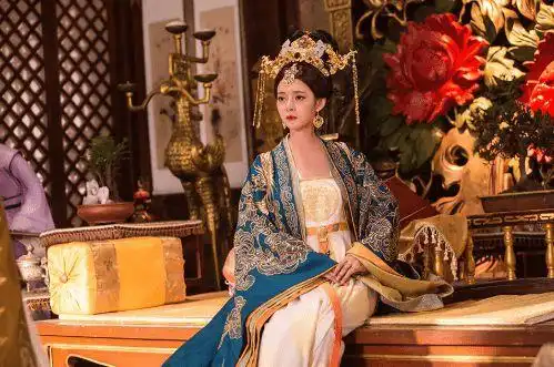 皇后娘娘皇上让您去贵妃那住半夜摸进来刺客