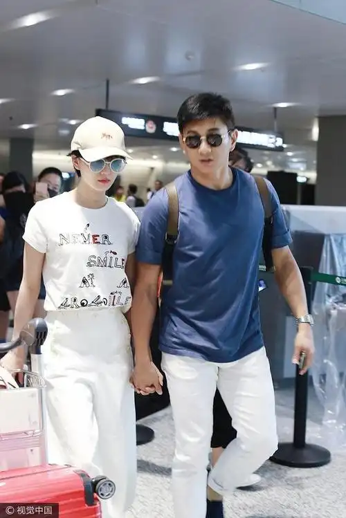 刘诗诗身穿一身白色运动风造型,牵手老公吴奇隆,在机场大秀恩爱.
