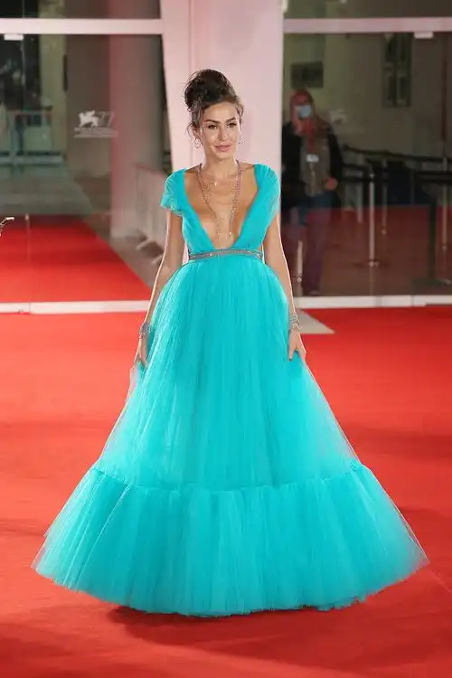 威尼斯电影节首映红毯,众女星性感亮相大秀事业线