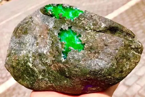 【价值连城的石头】——玉中之王"翡翠"原石