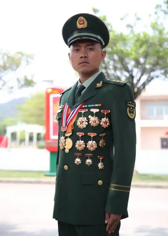 身着武警常服的彭星(潘桂添摄)