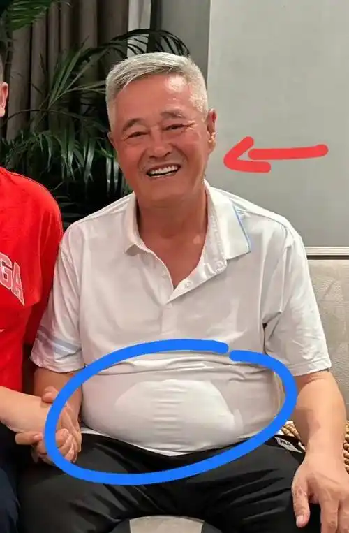 白衬衫黑裤子大肚子,一口牙齿成了亮点_网友_大叔_儿子