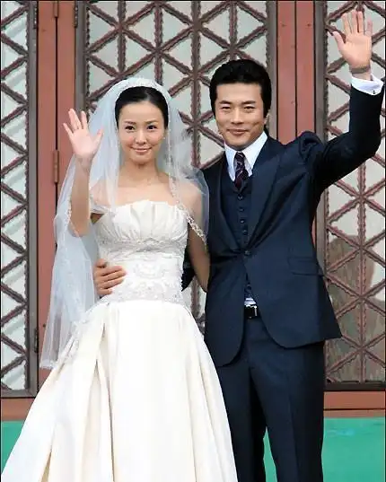 权相佑妻子孙泰英拍最新写真,满身昂贵珠宝阔太范儿十足_网易订阅