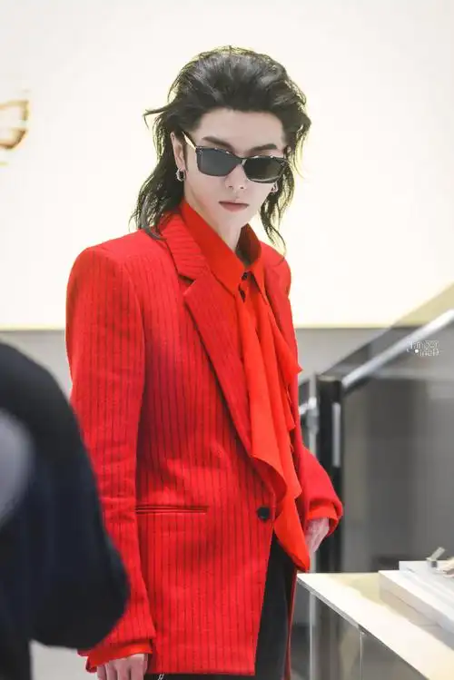 华晨宇红西装墨镜大片