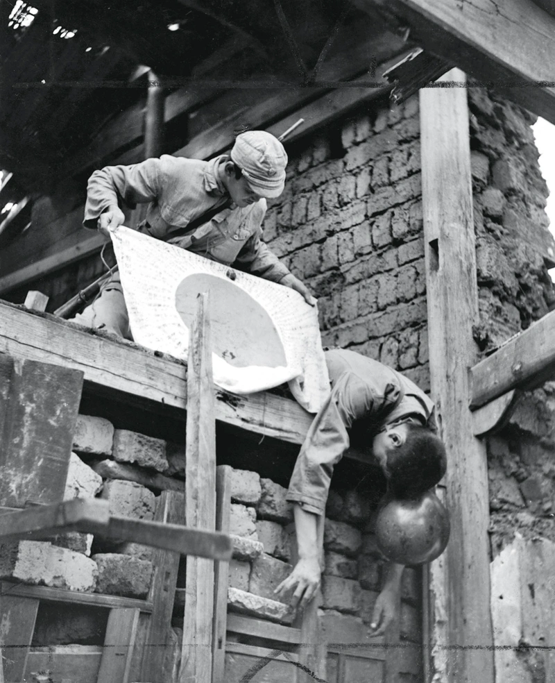 二战老照片,八路军在日军尸体上缴获太阳旗,女兵枪法练得很专心