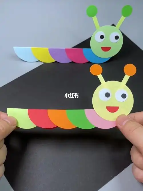 用简单的圆形折纸就可以做一个可爱的毛毛虫