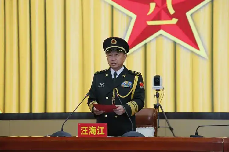 军区中将司令员汪海江宣读17名军官晋升大校军衔命令,并颁授军衔命令