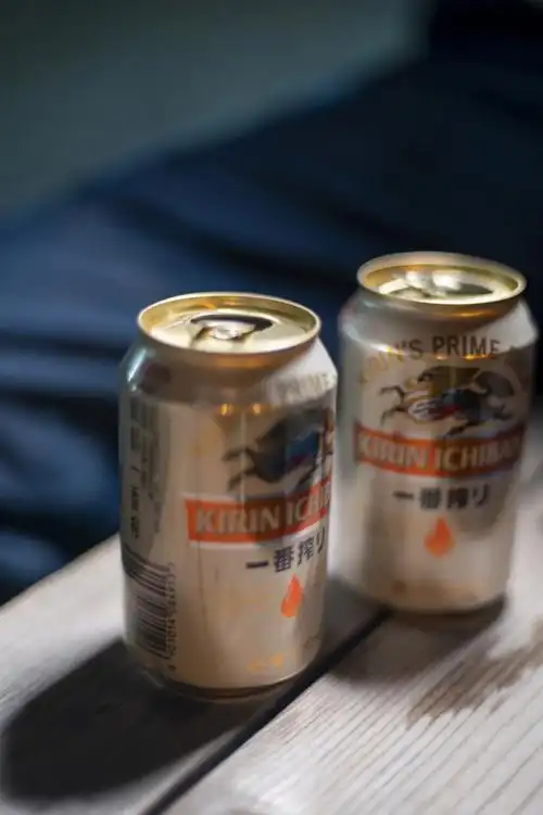 收了一瓶啤酒给拍的照片