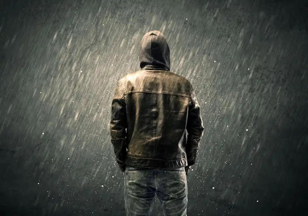 手插兜雨中男人背影