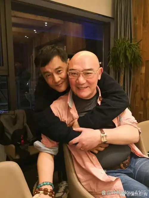 最近重温经典历史剧《雍正王朝》时,偶然在演员王辉