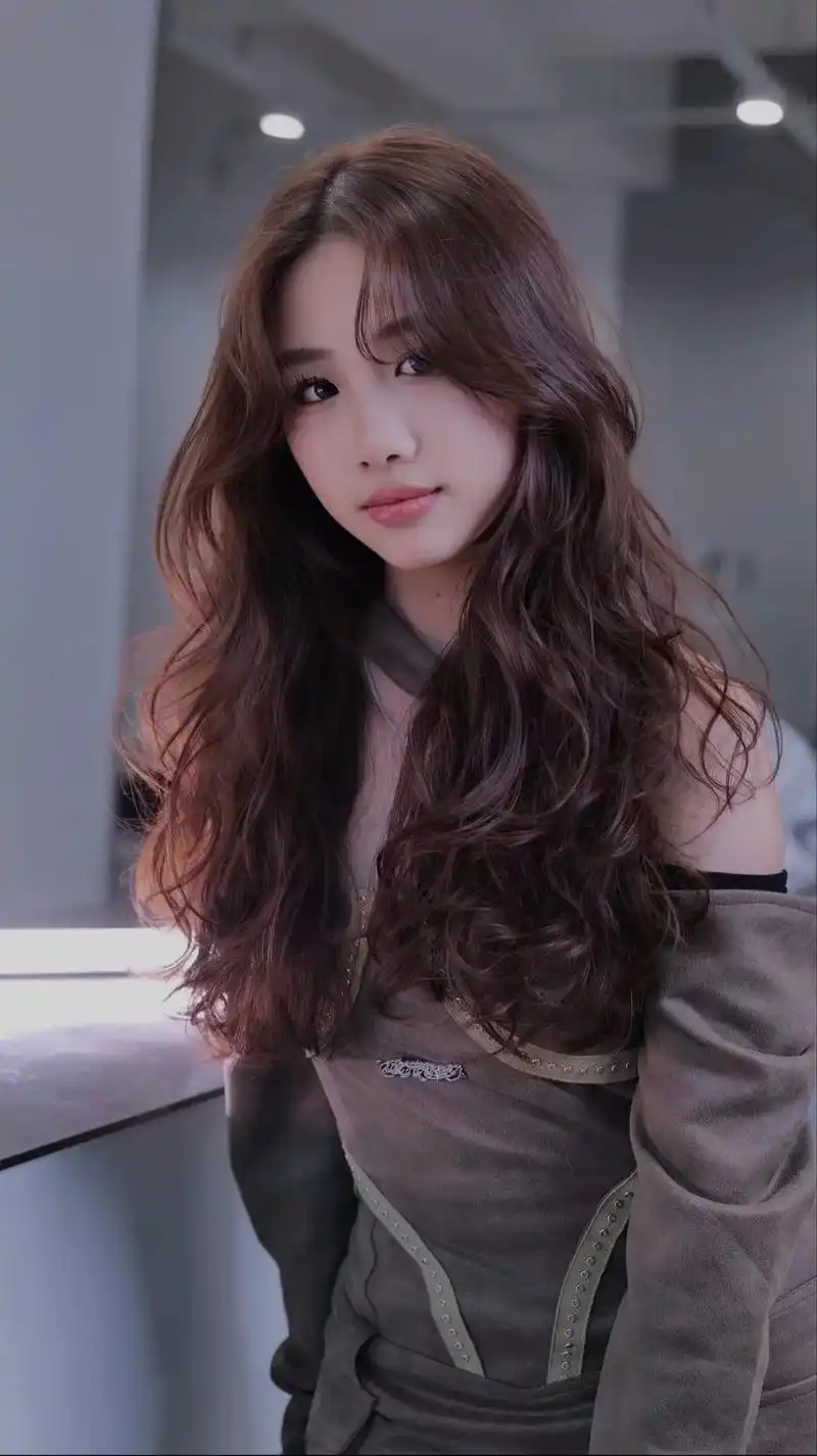 适合中长发女 生的法式蛋卷头卷度慵懒自然,比普通卷发更洋气,也不会