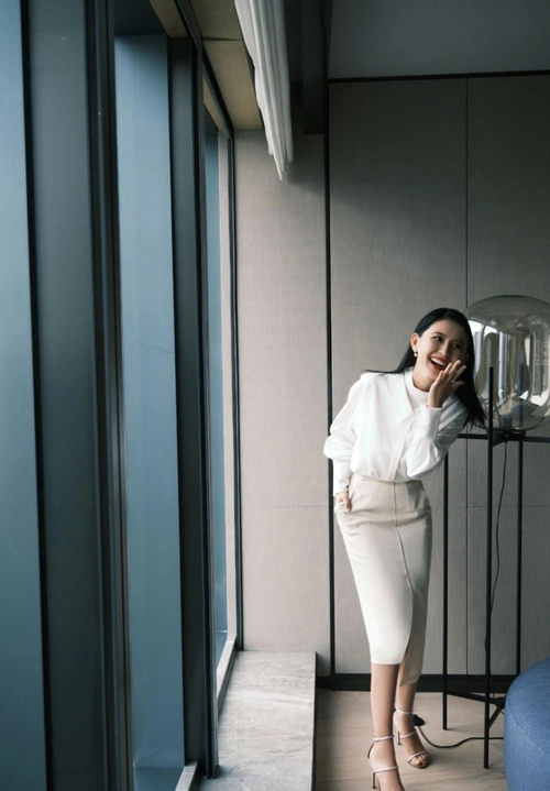 热依扎的成熟御姐风太飒了西装搭配线条感十足简洁风爱了