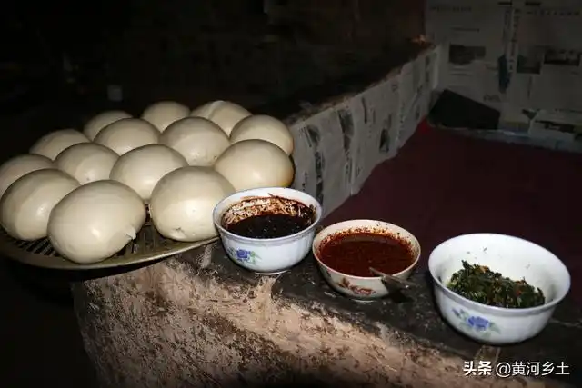 山西农村大妈用热馍咸菜招待陌生人客人掏出10元钱大妈翻脸了