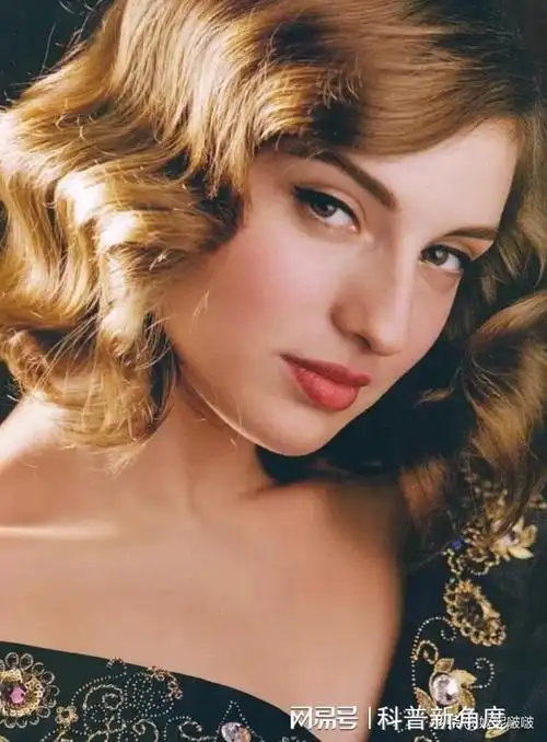 玛利亚·瓦沃德出生于戏剧演员之家,父母都是演戏剧的,在舞台上非常放