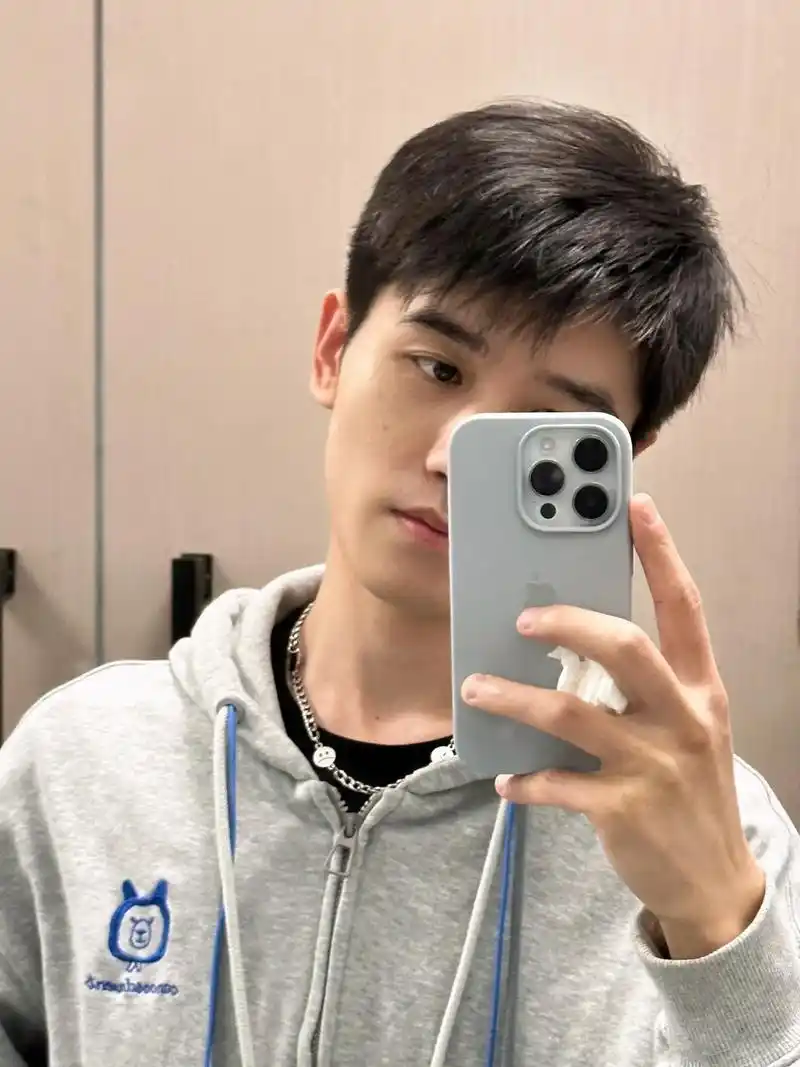 来自30岁老哥哥的自拍和他拍.#普通男孩 #少年感 #社恐内 - 抖音