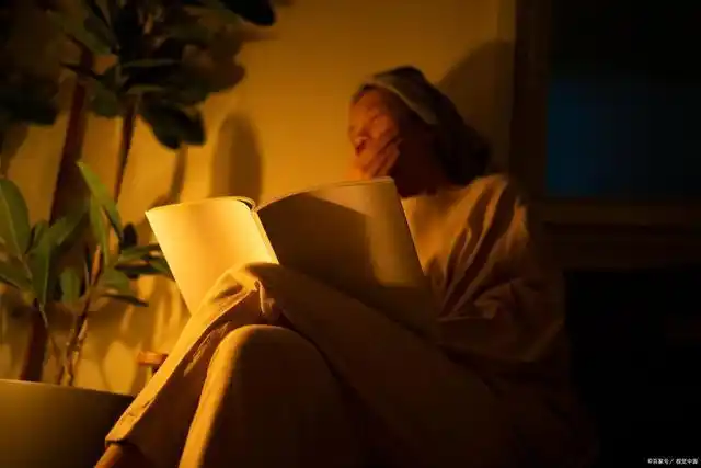 入睡前捧着一本心爱的书阅读是一件美好的事情.