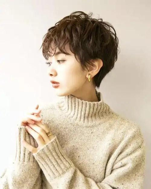 这类短发的共同点就是融入了时髦的发色以及自然的纹理烫