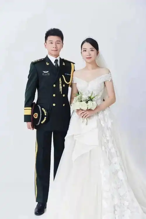 他是一名军官,工作原因不能自由外出,因此我们只能通过网络联系.