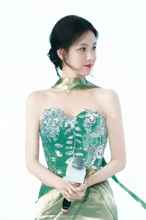 4月22日,陈都灵于杭州西湖边亮相