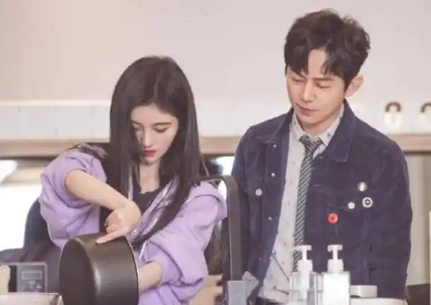 鞠婧祎,我们都知道啦,她最近也才刚刚复工不久,就来朋友请听好做客了